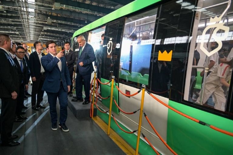 Samuel García otorgó contrato millonario a empresa china; solo han entregado 3 de 18 trenes