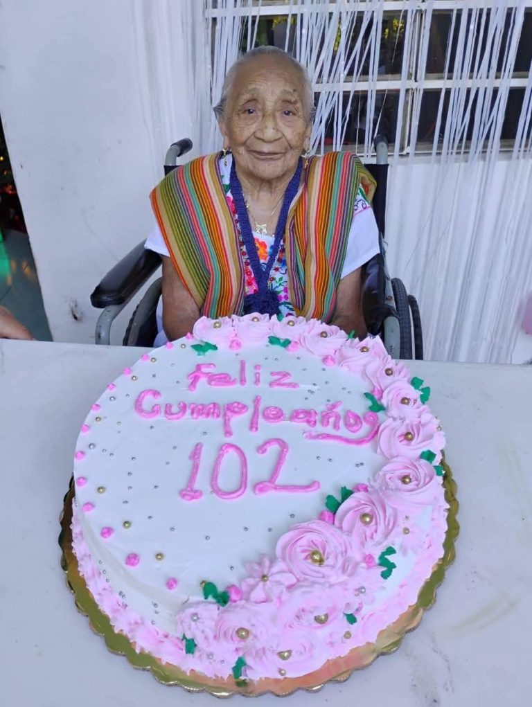 Doña Amelia celebra 102 años rodeada de amor y sonrisas